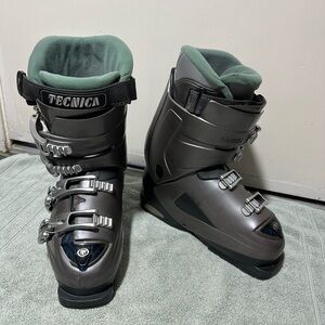 Women Tecnica Dark Gray Ski Boots with Metallic Buckles size 6
